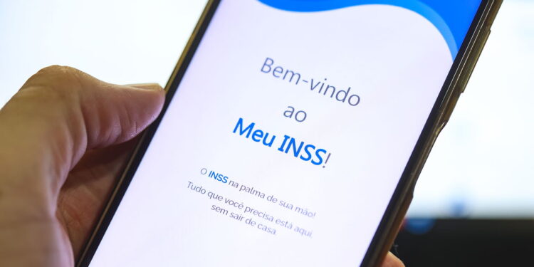 Cuidado com o golpe! INSS alerta que não entra em contato por telefone