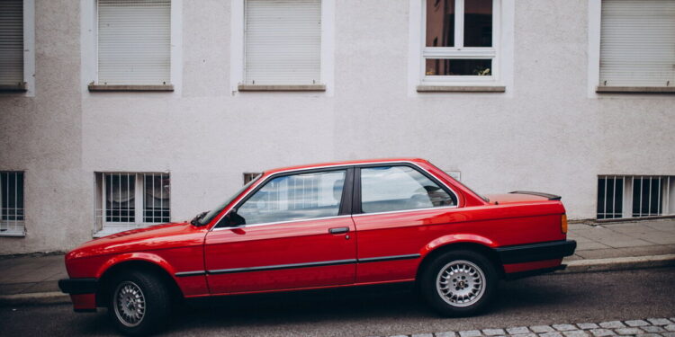 Qual o Custo e As Penalidades Por Estacionar Na Contramão? Confira!