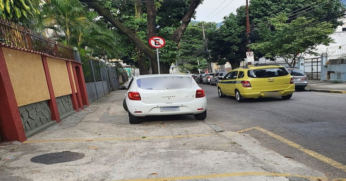 Qual o valor da multa por estacionar na calçada? Confira!