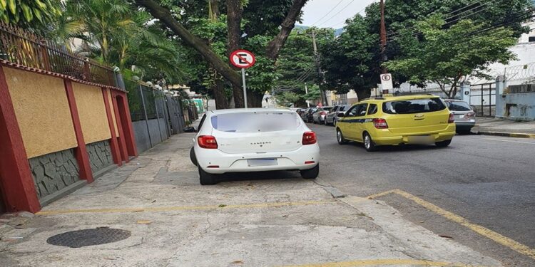 Qual o valor da multa por estacionar na calçada? Confira!