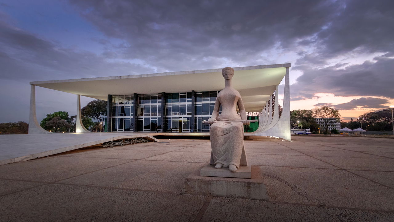 Com sua fachada de vidro e colunas curvas de concreto, o edifício de 1960 tornou-se o maior símbolo do Poder Judiciário e da arquitetura de Niemeyer