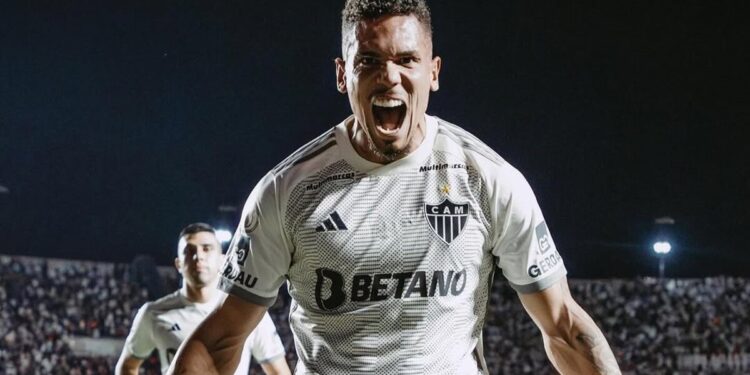 Guerra de gigantes: Palmeiras e Galo disputam a contratação de Paulinho