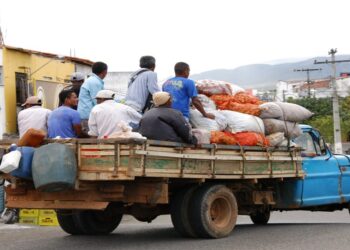 Transportar passageiros no compartimento de carga é infração? Entenda!