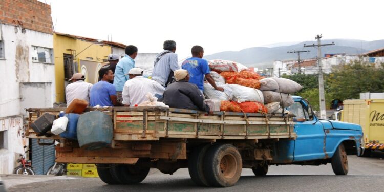 Transportar passageiros no compartimento de carga é infração? Entenda!