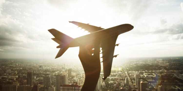 Indústria aérea deve faturar US$ 1 tri em 2025, prevê Iata