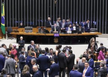 PEC do pacote fiscal é aprovada na Câmara com 344 votos; entenda os principais pontos sobre supersalários e Fundeb
