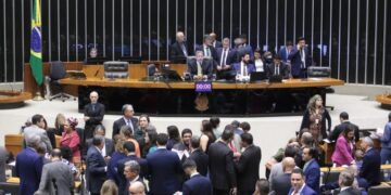 PEC do pacote fiscal é aprovada na Câmara com 344 votos; entenda os principais pontos sobre supersalários e Fundeb