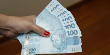 Brasileiros em festa com novo auxílio de R$ 100 do Serasa