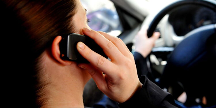 Não Caia nessa: Entenda as Multas por Usar Celular ao Dirigir