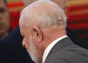 Lula apresenta melhora após cirurgia cerebral, diz boletim médico