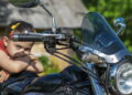 Lei proíbe transporte de crianças em moto: saiba porque e quais as consequências