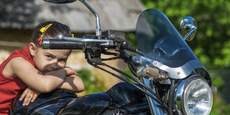 Lei proíbe transporte de crianças em moto: saiba porque e quais as consequências
