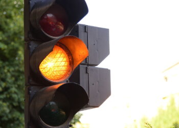 Passar no sinal amarelo dá multa? Entenda a lei e seus direitos
