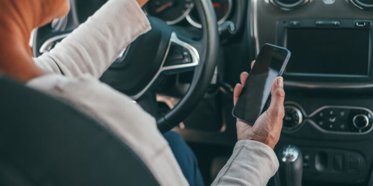 Quais são as penalidades por usar o celular dirigindo o veículo?