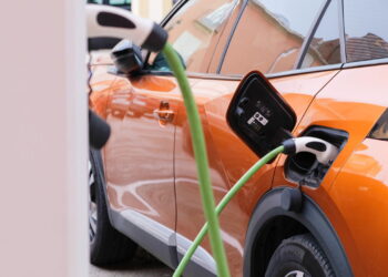 Venda de carros elétricos e híbridos dispara e frota atinge 500 mil!