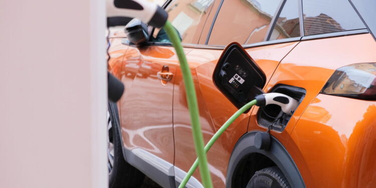 Veja os itens em que você economiza ao levar seu carro elétrico para a revisão!