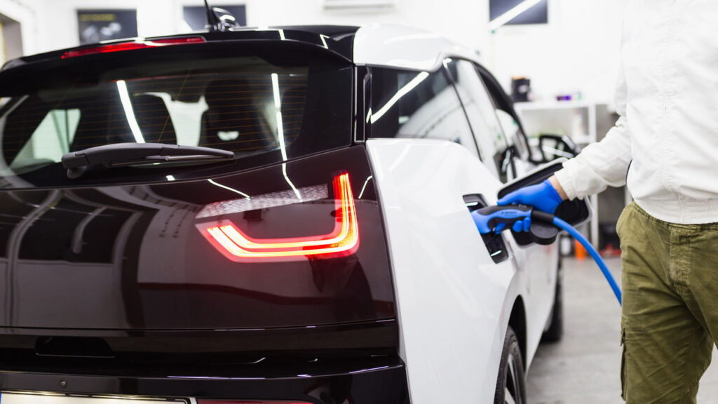 Não espere quebrar, o checklist de manutenção para carros híbridos que todo dono precisa ter