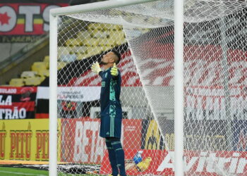 Diego Alves se aposenta: Quanto vale a fortuna do ex-goleiro do Flamengo? Confira