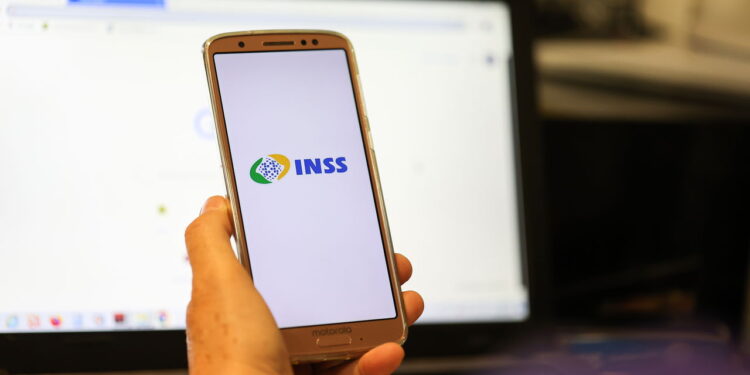 Como aposentados e pensionistas podem fazer a prova de vida do INSS pela internet!
