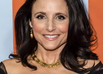 A trajetória de sucesso e a fortuna de Julia Louis-Dreyfus que você precisa conhecer