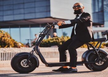 Preciso De CNH Para Pilotar Moto Elétrica? Veja o que diz a lei
