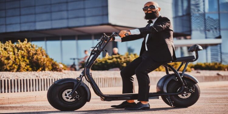 Preciso De CNH Para Pilotar Moto Elétrica? Veja o que diz a lei