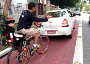 Quais são as consequências por dirigir veículos em ciclovias?