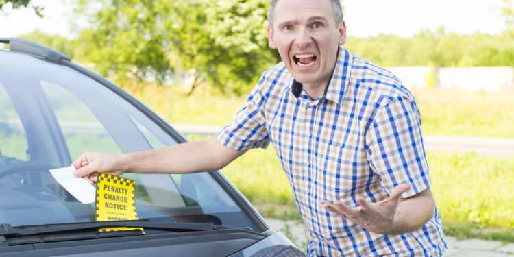 Quais são as multas por estacionar em local proibido? Confira!