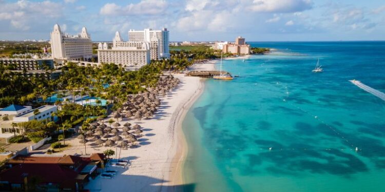 Palm Beach Aruba – Créditos: depositphotos.com / fokkebok