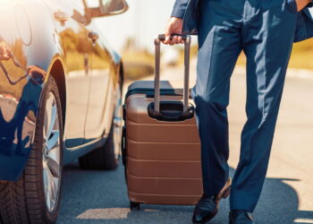 Atenção, motoristas! Transportar bagagens no banco traseiro pode dar multa