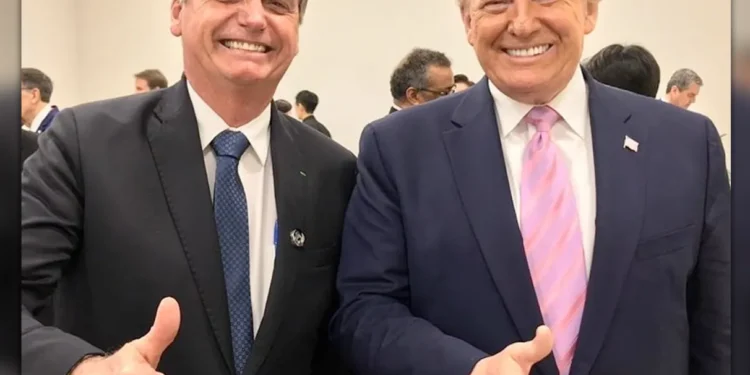 Jair Bolsonaro e Donald Trump na Cúpula do G20, em Osaka: brasileiro é aliado e declarado admirador do americano - 28/06/2019 (Jair Bolsonaro/Twitter)