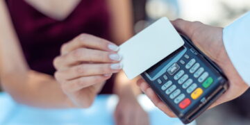 Juros do cartão de crédito disparam e atingem 450% ao ano