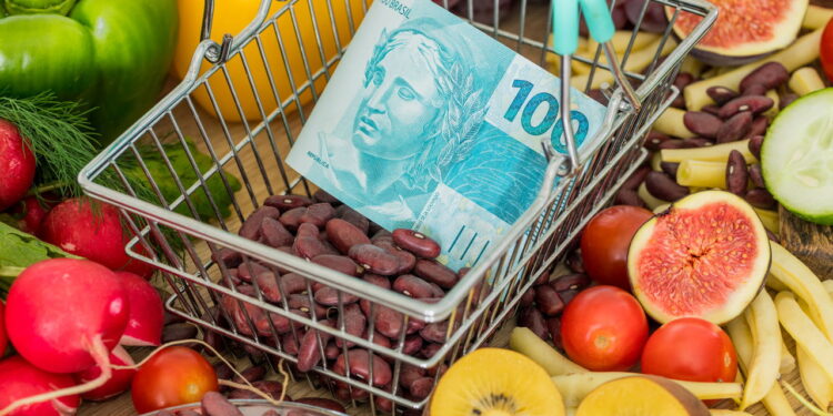 Brasileiros cada vez mais pobres: entenda a crise econômica