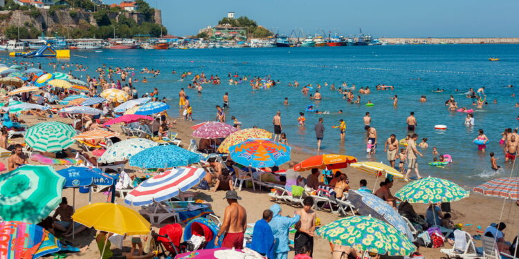 Rio de Janeiro: Calor Extremo e Praias Lotadas! Verão 2025 está Insuportável