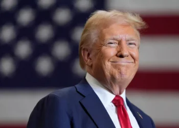 Um mês de Trump: presidente cumpre promessas, mas gera incerteza, avalia economista