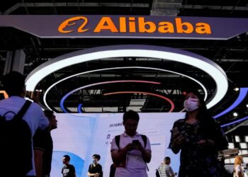 Placa do Alibaba Group é vista na Conferência Mundial de Inteligência Artificial (WAIC) em Xangai - Créditos: Divulgação/Alibaba