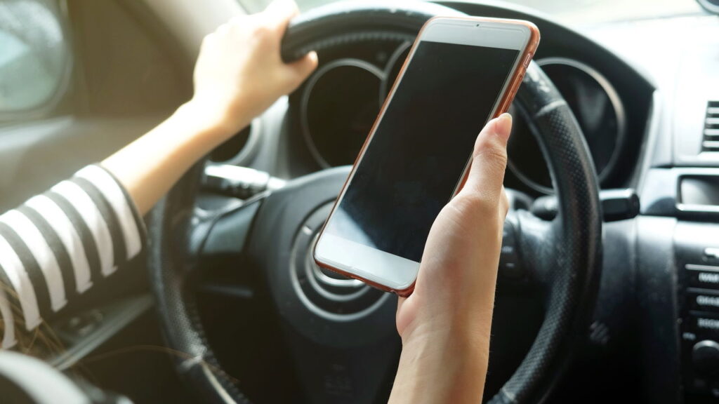 Uso do celular ao volante é infração? O que diz a lei e quais os riscos?