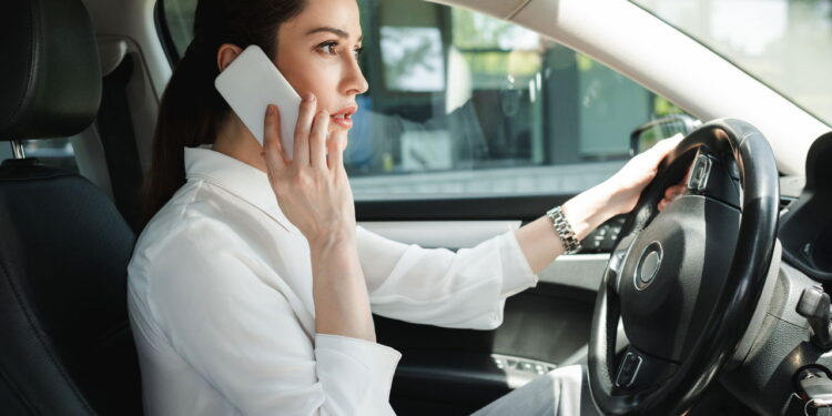 Usar celular ao volante é infração de trânsito? Veja que diz a lei