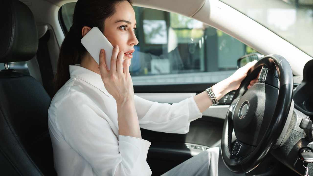 Usar celular ao volante é infração de trânsito? Veja que diz a lei