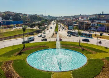 rotatória com fonte de água na cidade de itapevi - sp