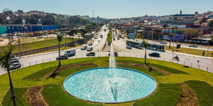 rotatória com fonte de água na cidade de itapevi - sp