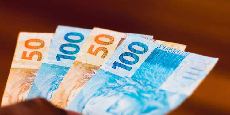 Trabalhadores comemoram o novo Salário Mínimo 2025!