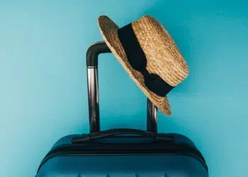 Mala azul com chapeu de palha - Feriado Créditos: depositphotos.com / EdZbarzhyvetsky