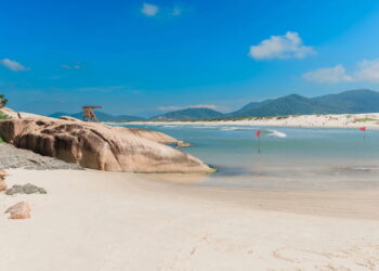 Praia em Florianópolis - Créditos: depositphotos.com / Keola