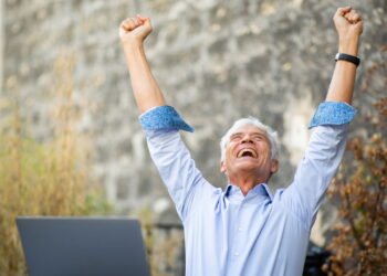 Idosos acima de 60 anos podem cortar 5 despesas com este documento!