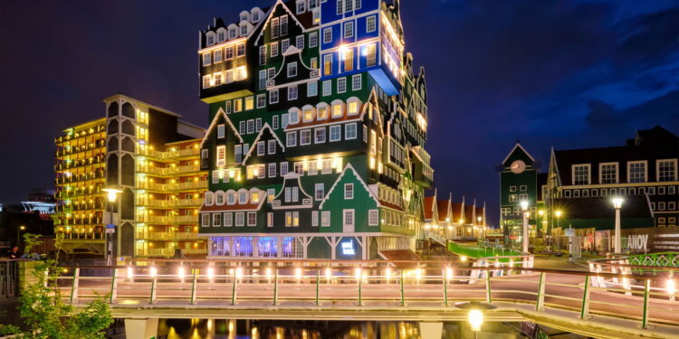 Hotel único perto de Amsterdã encanta com arquitetura inovadora