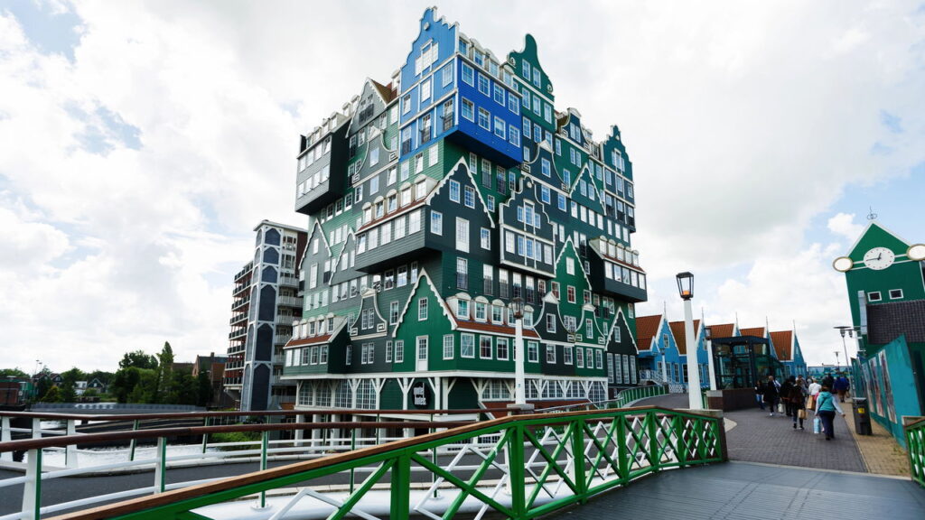 Hotel único perto de Amsterdã encanta com arquitetura inovadora