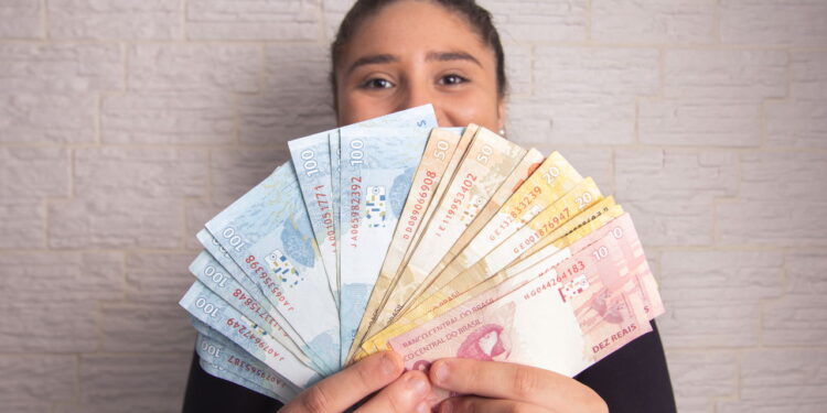Mulher coloca CPF na nota e ganha R$ 1 milhão no sorteio, confira