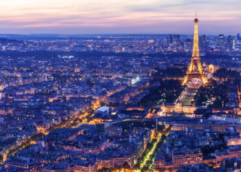 Noite em Paris - Créditos: depositphotos.com / massonforstock