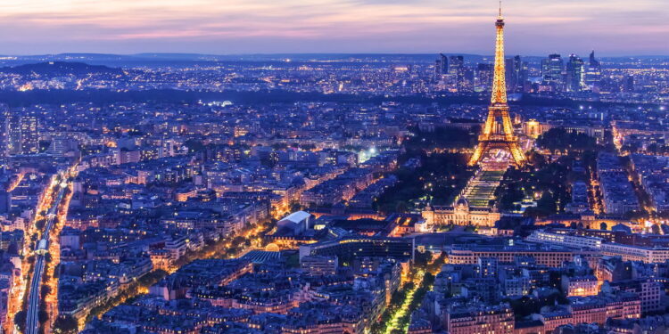 Noite em Paris - Créditos: depositphotos.com / massonforstock
